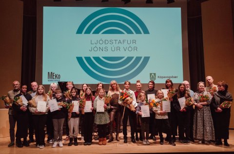Vinningshafar og handhafar viðurkenninga að lokinni Ljóðahátíð í Salnum.
