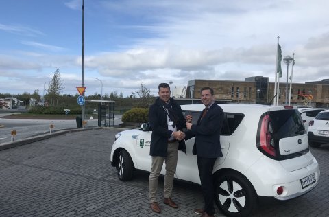 Ármann Kr. Ólafsson bæjarstjóri Kópavogs tekur við lyklum að KIA Soul rafmagnsbíl úr hendi Kristman&hellip;