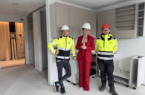 Ásdís Kristjánsdóttir bæjarstjóri ásamt Ármanni Halldórssyni deildarstjóra framkvæmdadeildar og Bja&hellip;