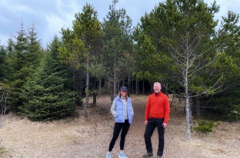 Ásdís Kristjánsdóttir og Einar Skúlason í Guðmundarlundi sem er upphafsstaður fimm kílómetra hrings&hellip;