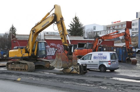 Skeljabrekku 4 er rifin niður en húsið hefur verið í mikilli niðurníðslu undanfarin ár.