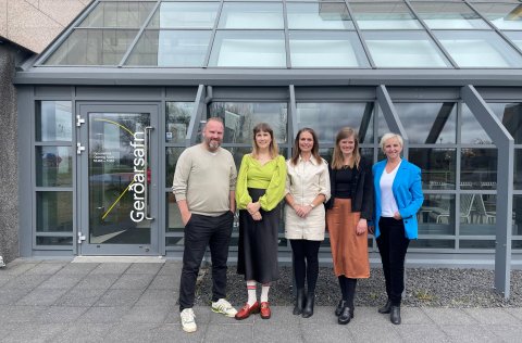 Á myndinni eru frá vinstri: Bragi Skaftason  og Sigrún Skaftadóttir frá Króníkunni, Ásdís Kristjáns&hellip;