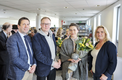 Ármann Kr. Ólafsson bæjarstjóri Kópavogs, Sigtryggur Baldursson bæjarlistamaður, Margrét Örnólfsdót&hellip;