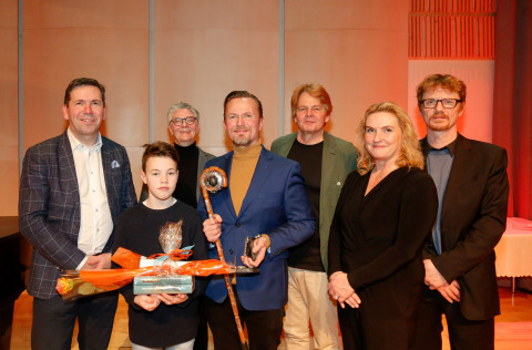 Frá vinstri: Ármann Kr. Ólafsson, bæjarstjóri Kópavogs, Henrik Hermannsson sigurvegari í ljóðakeppn&hellip;