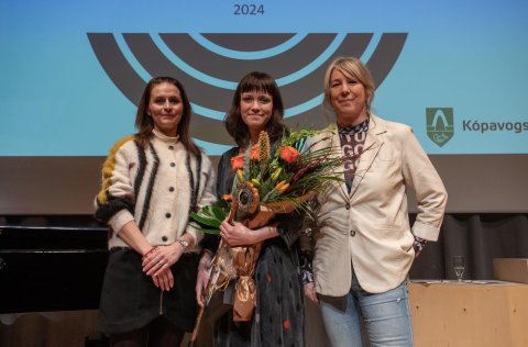 Ásdís Kristjánsdóttir bæjarstjóri, Vala Hauksdóttir handhafi Ljóðstafs Jóns úr Vör og Elísabet Svei&hellip;