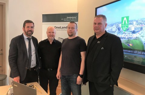 Á myndinni eru f.v. Ármann Kr. Ólafsson bæjarstjóri Kópavogs, Stefán Ómar Jónsson verkefnastjóri, V&hellip;