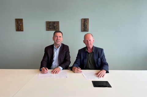 Ágúst Ágústsson frá Reebok Fitness og Ármann Kr. Ólafsson bæjarstjóri Kópavogs skrifuðu undir samni&hellip;