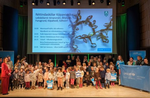 Börn úr leikskólunum sem nú eru réttindaskólar UNICEF, ásamt bæjarstjóra Kópavogs, UNICEF og starfs&hellip;