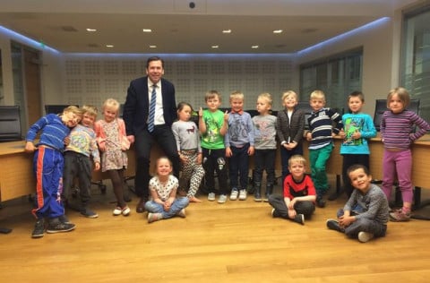 Elstu börnin á leikskólanum Rjúpnahæð með Ármanni Kr. Ólafssyni, bæjarstjóra Kópavogs, eftir fund í&hellip;