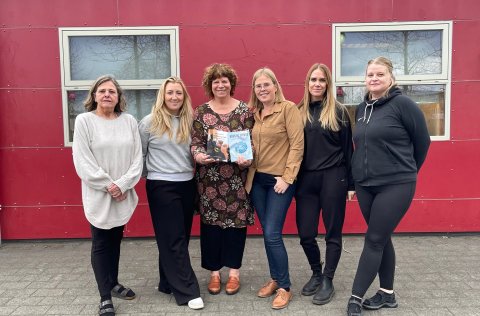 Hrönn og hluti starfsfólka með nýútkomnu bækurnar, f.v.: Svava María Hermannsdóttir, Unnur Kristján&hellip;