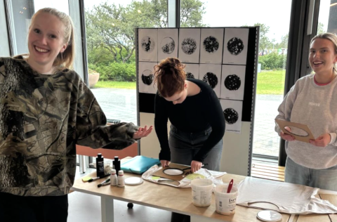 Verkefni Bacterial Girls snýst um að taka bakteríusýni af mörgum af helstu kennileitum Kópavogs og &hellip;