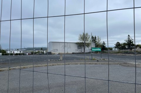 Lóð Kársnesskóla, Skólagerði, hefur verið girt af í öryggisskyni vegna fyrirhugaðrar byggingu nýs s&hellip;