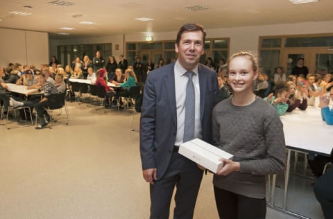Ármann Kr. Ólafsson bæjarstjóri í Kópavogs og Alexandra Björk Magnúsdóttir nemandi 9. bekk í Hörðuv&hellip;