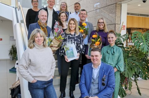 Á myndinni má sjá handhafa umhverfisviðurkenninga 2024, umhverfis- og samgöngunefnd, Elísabetu Svei&hellip;