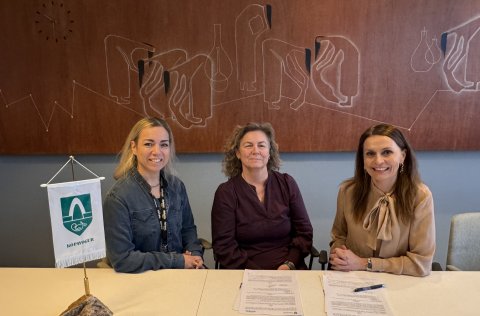 Á myndinni eru frá vinstri: Natalie T.N.Antonsdóttir forstöðumaður, Guðrún Ásta Guðmundsdóttir fram&hellip;