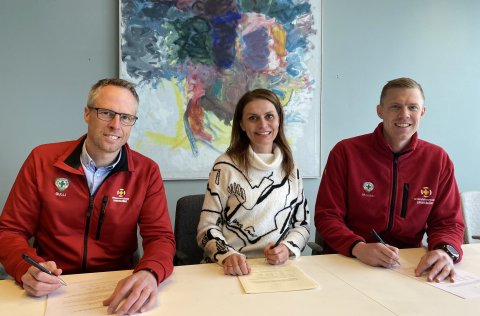 Á myndinni eru frá vinstri Gunnlaugur Einar Briem frá HSSK, Ásdís Kristjánsdóttir bæjarstjóri Kópav&hellip;