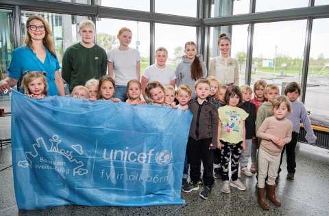 Birna Þórarinsdóttir framkvæmdastjóri UNICEF afhenti Kópavogsbæ viðurkenninguna og tók Ásdís Kristj&hellip;