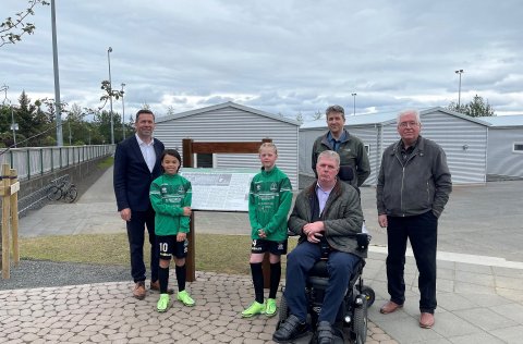 Á myndinni eru frá vinstri: Ármann Kr. Ólafsson, bæjarstjóri, Elísabet María Júlíusdóttir, Hrafnhil&hellip;