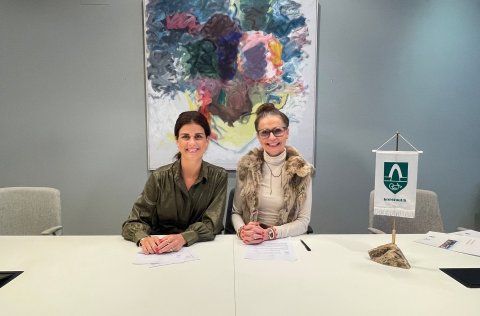 Þórdís Kolbrún Reykfjörð Gylfadóttir, fjármála- og efnahagsráðherra, og Ásdís Kristjánsdóttir, bæja&hellip;